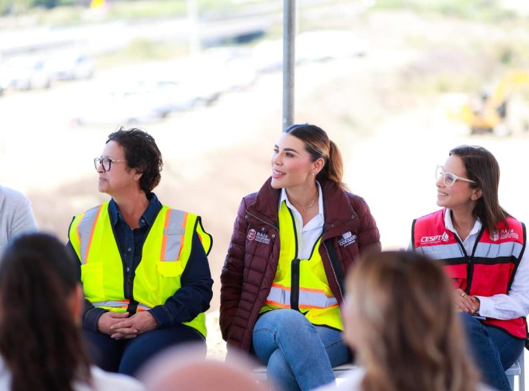 Cumple gobernadora Ávila Olmeda con obras de acceso al agua con introducción de drenaje en Primo Tapia