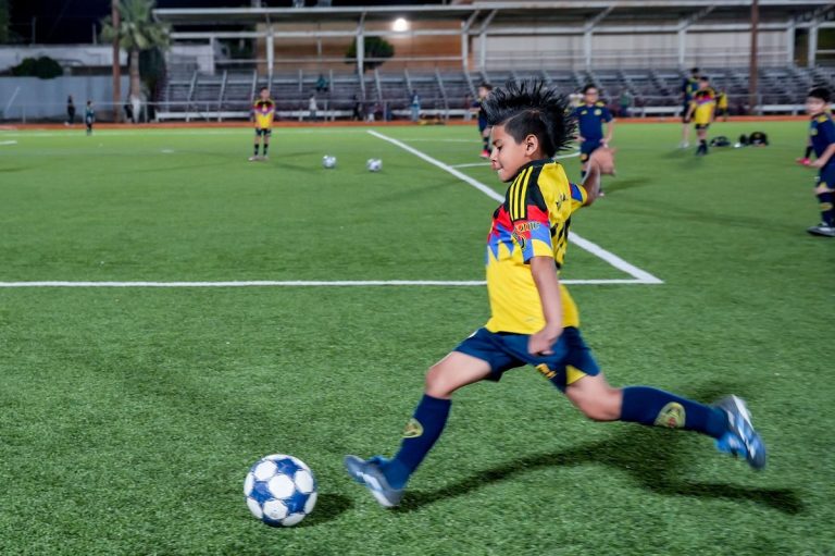 Iluminando más espacios deportivos: alcaldesa Bustamante entrega reahabilitación del campo «Botijas Pérez»