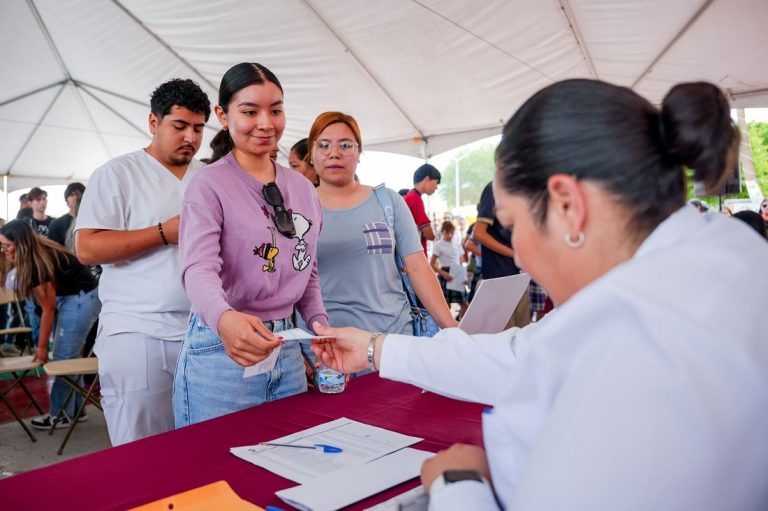 Apoyo a la educación: alcaldesa Bustamante entrega estímulos económicos a niños y jóvenes
