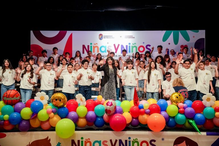 Gabinete municipal infantil: Norma Bustamante toma protesta a niñas y niños funcionarios por un día