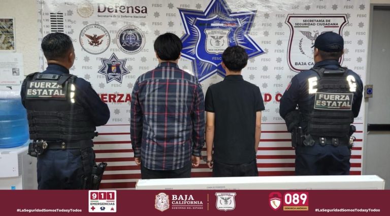 Detienen a 2 menores con fusil de asalto en Mexicali