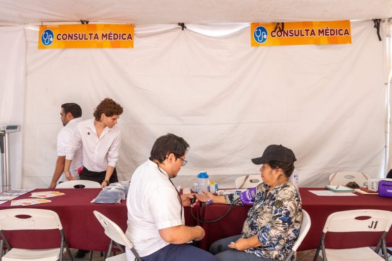 Atiende punto masivo de hidratación a 342 personas en su primera semana