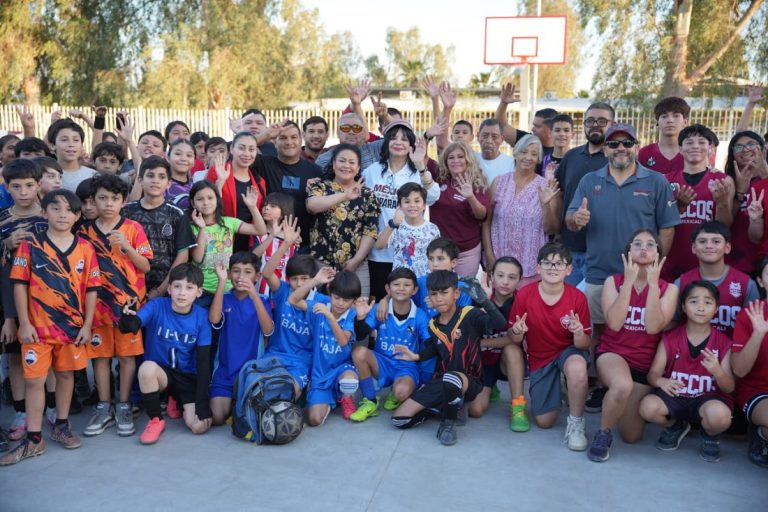 Beneficia alcaldesa Bustamante a familias de Pueblo Nuevo con entrega de unidad deportiva