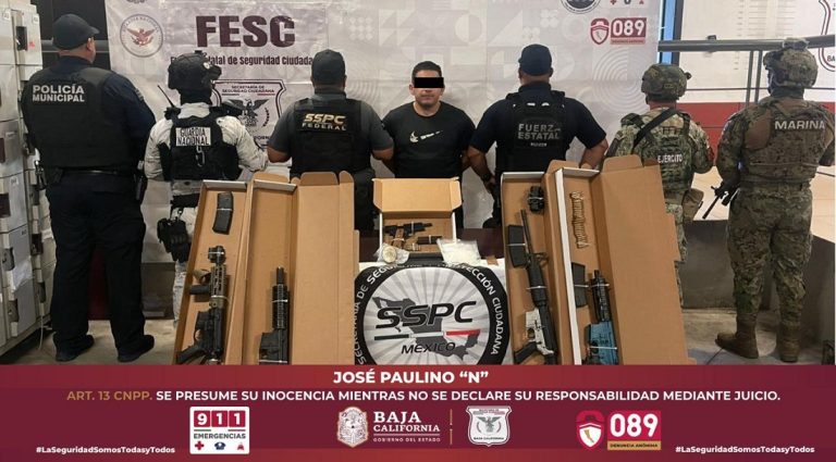 Aseguran a jefe de célula criminal con armas y placa falsa de la fiscalía de BC