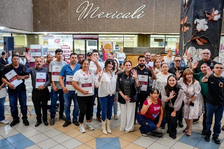 Garantiza Norma Bustamante patrimonio de familias mexicalenses con entrega de títulos de propiedad