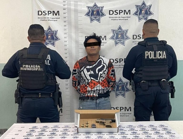 Detenido en posesión de moto robada, pistola y con orden de aprehensión