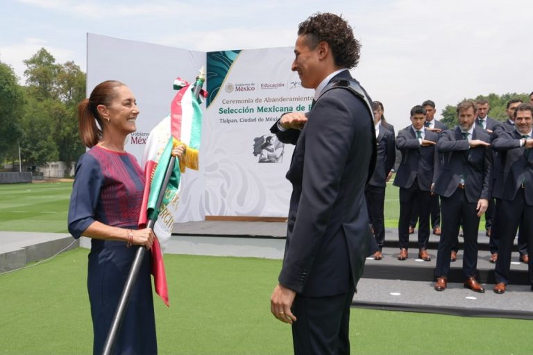 Abandera presidenta Sheinbaum a selección nacional de México que participará en Copa Mundial FIFA 2026