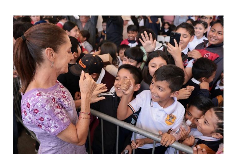En Tijuana, presidenta Sheinbaum entrega tarjetas de la Beca Rita Cetina para uniformes y útiles