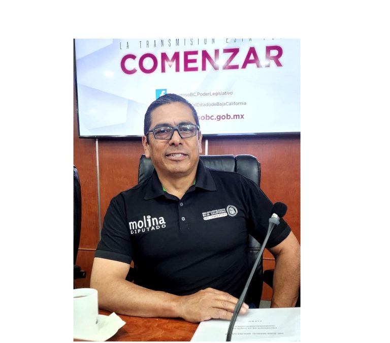Presentan iniciativa que limita salarios y pensiones de servidores públicos