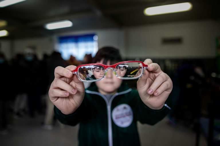 Invitan a familias de BC a recoger lentes gratuitos para estudiantes
