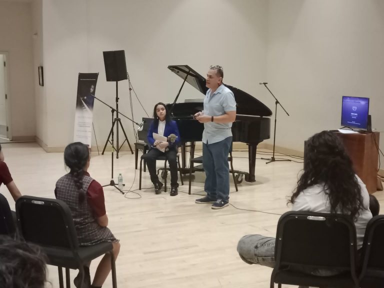 Andy Rochmol presenta su primera obra sinfónica