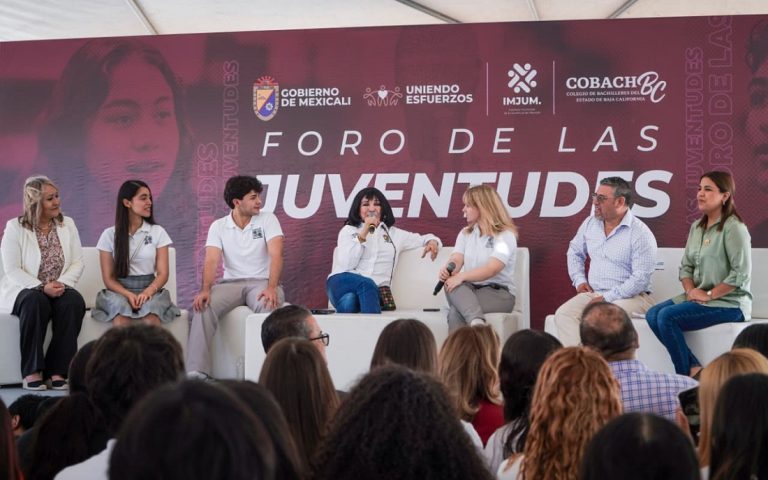 Jóvenes de COBACH dialogan con Norma Bustamante en Foro de las Juventudes