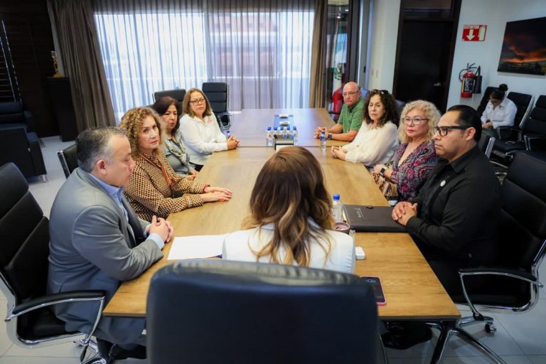 Hace justicia gobernadora Marina de Pilar con entrega del fondo de retiro a docentes jubilados de BC