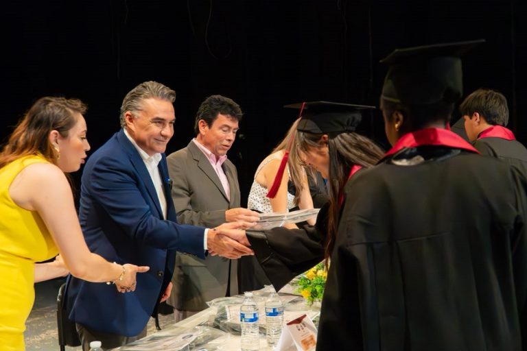 Apadrina Ruiz Uribe a jóvenes de preparatoria, enfermería y egresados de universidad
