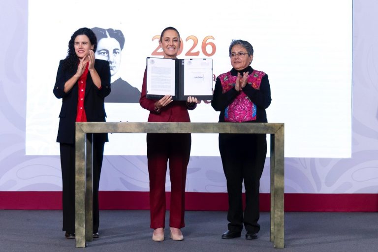 Firma presidenta Sheinbaum decreto para fortalecer la transparencia en gobierno de México
