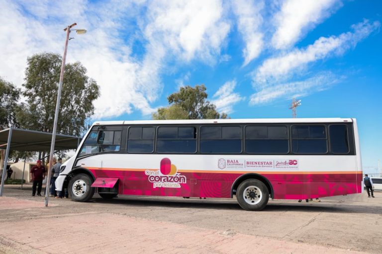 Fortalece gobierno de BC transporte escolar gratuito COMUNDER para estudiantes