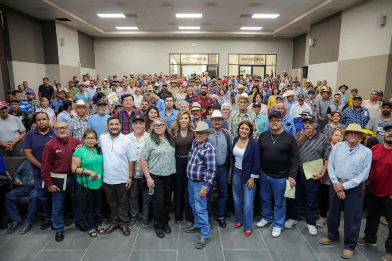 Entrega gobierno de Baja California apoyos a usuarios del Distrito de Riego 014