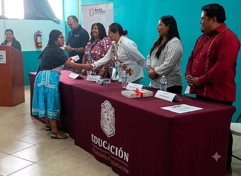Entregan en San Quintín libros de texto en lenguas indígenas