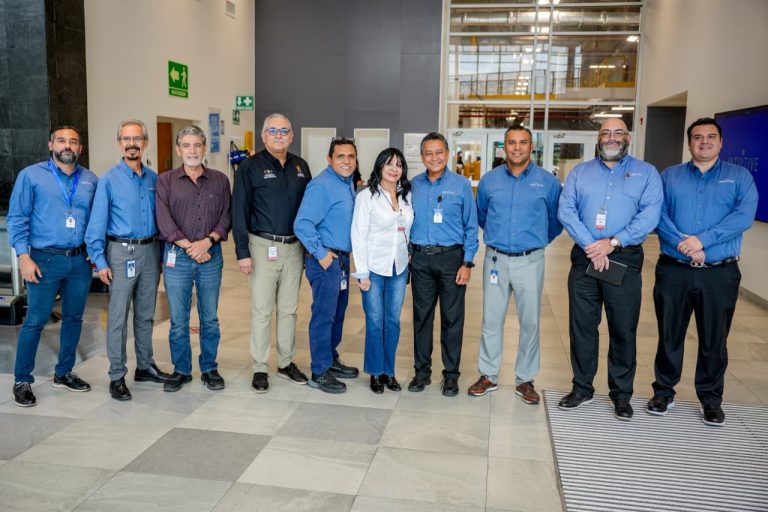 Presidenta municipal de Mexicali realiza recorrido por planta Intuitive