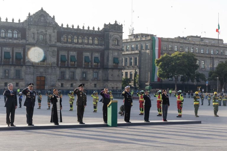 Presidenta Sheinbaum encabeza izamiento de bandera a media asta en memoria de víctimas de sismos de 1985 y 2017