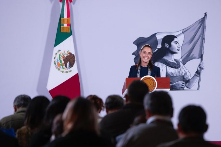 A partir del 3 de noviembre entra en vigor regulación de celulares en escuelas: Presidenta Sheinbaum