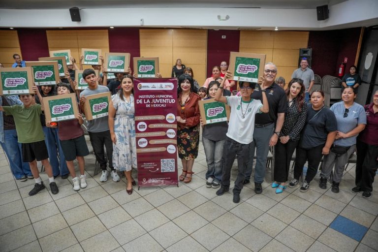 «Que nadie se quede atrás», gobierno de Mexicali entrega Laptops a jóvenes estudiantes