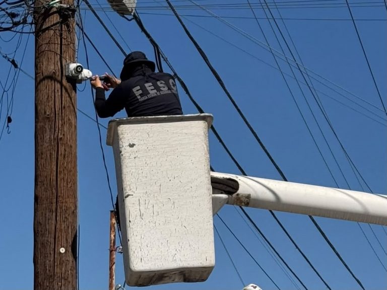 Retiran 17 cámaras de videovigilancia instaladas ilegalmente en postes de Mexicali
