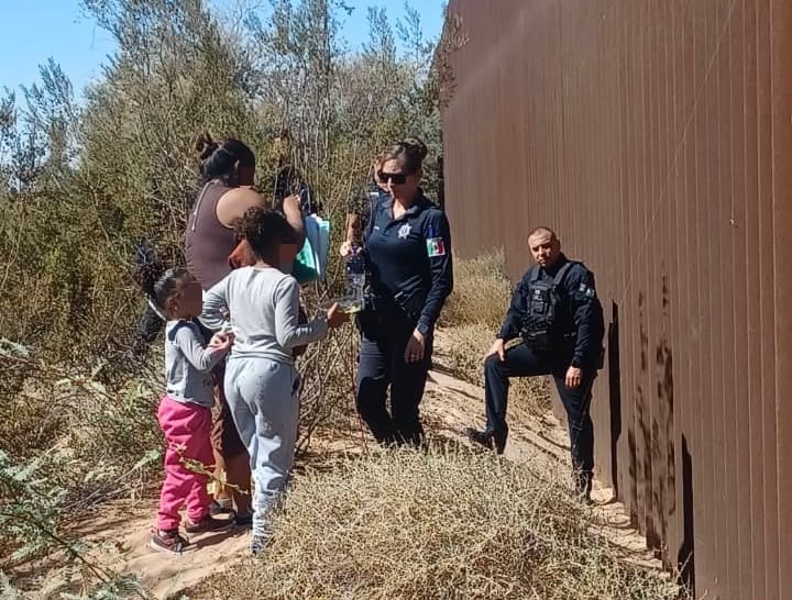 Rescatan policías de Mexicali y Calexico a familia brasileña extraviada en zona desértica del Valle de Mexicali