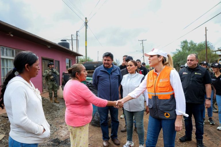 Recorre gobernadora de BC zonas afectadas por lluvias en Ensenada para atender a las familias