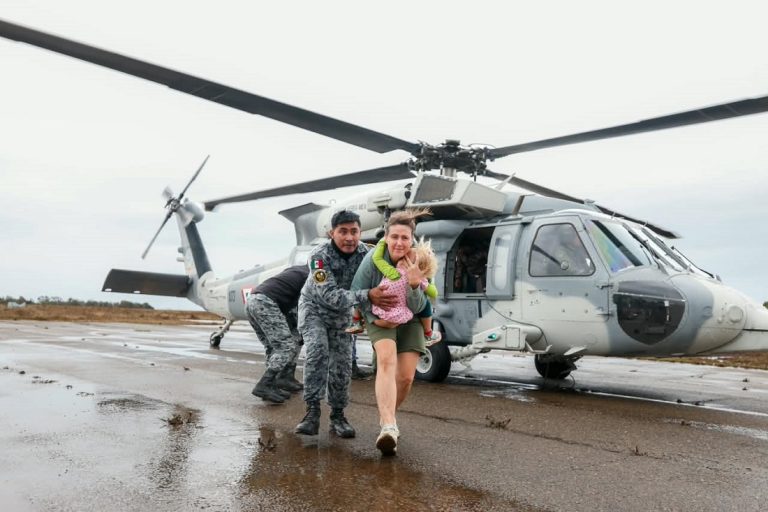 Rescatan a familias atrapadas por las lluvias en Rancho Génesis con apoyos del Ejército y Gobierno de BC