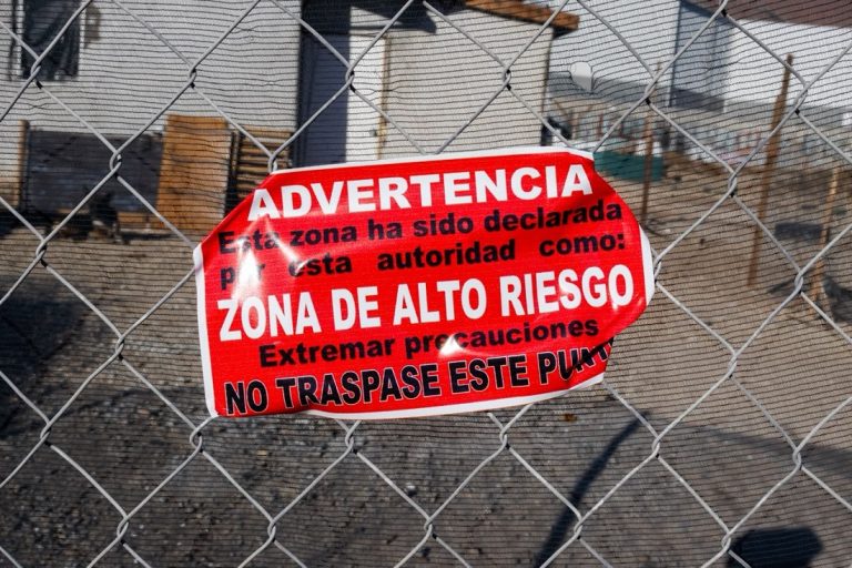 Coloca Protección Civil BC engomado de alto riesgo en asentamiento del Río Tijuana
